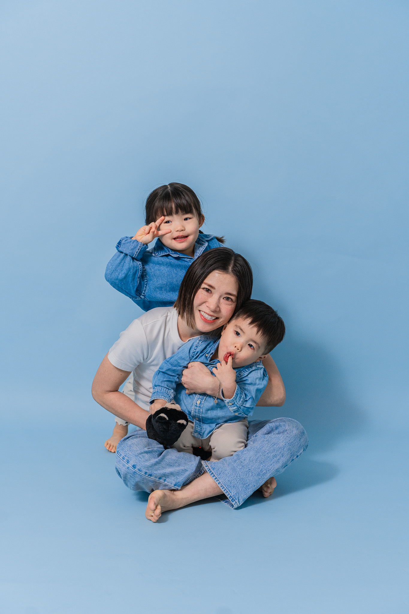 大塚INAI LIFEでお母さんと子供2人でスタジオ写真を撮った様子