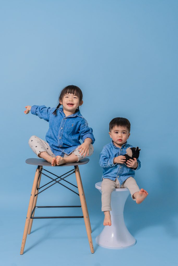 大塚INAI LIFEで女の子と男の子の兄弟をスタジオ撮影している様子